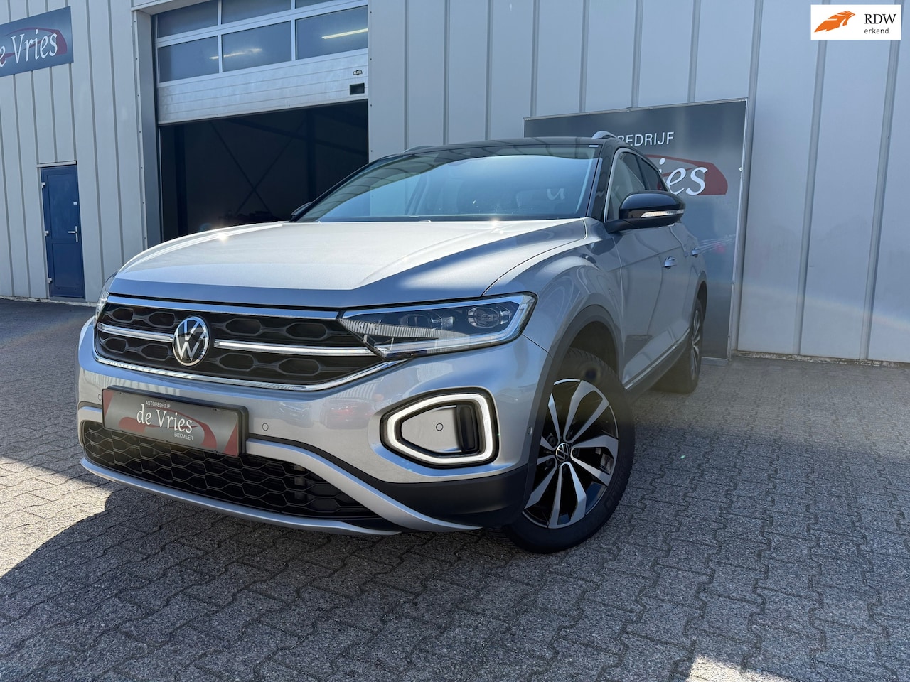 Volkswagen T-Roc - 1.5 TSI Style Two Tone / Airco / Navi / Massage stoelen / Adaptive Cruise control / Keyles - AutoWereld.nl