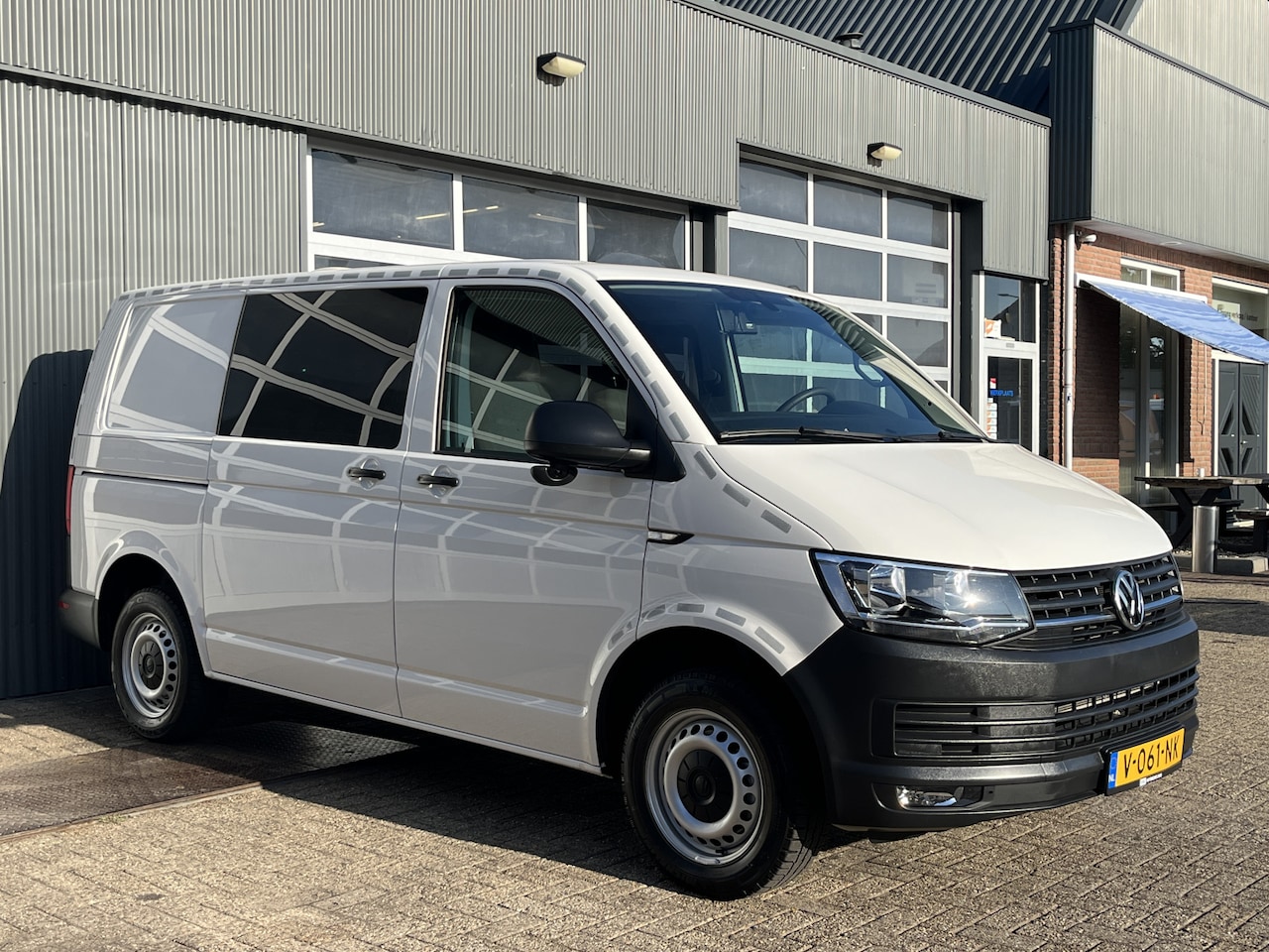 Volkswagen Transporter - 2.0 TDI L1H1 150pk DSG automaat Euro 6 Airco Cruise controle Trekhaak 1e eigenaar Dealer o - AutoWereld.nl