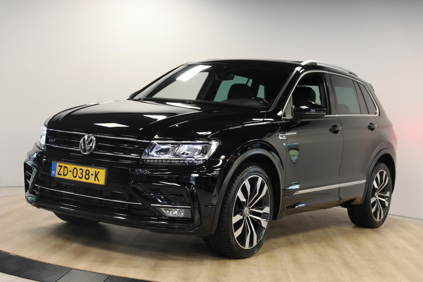 Volkswagen Tiguan - 2.0 TSI 4Motion Highline Business R | Schuif- kanteldak | Elektrische trekhaak | Memory - AutoWereld.nl