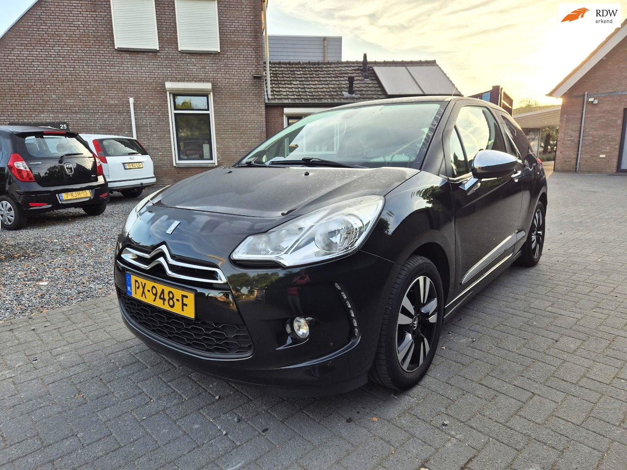 Citroën DS3 - 1.6 So Chic in Black Airco Cruise 151165 Km - AutoWereld.nl