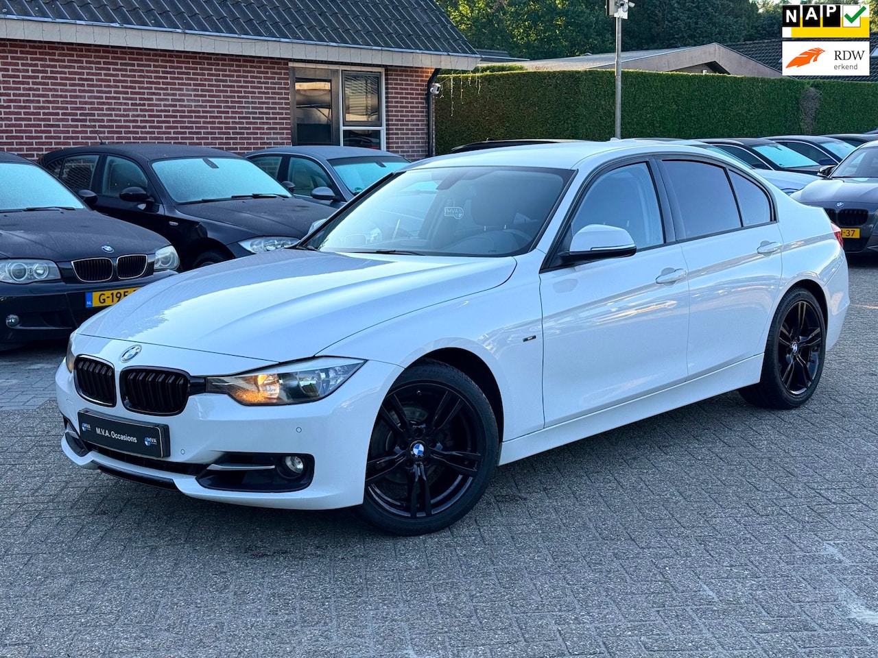 BMW 3-serie - 320i High Executive Sport|Nieuwe Ketting|Airco|Navigatie|Cruise control|18 inch M|Nette st - AutoWereld.nl