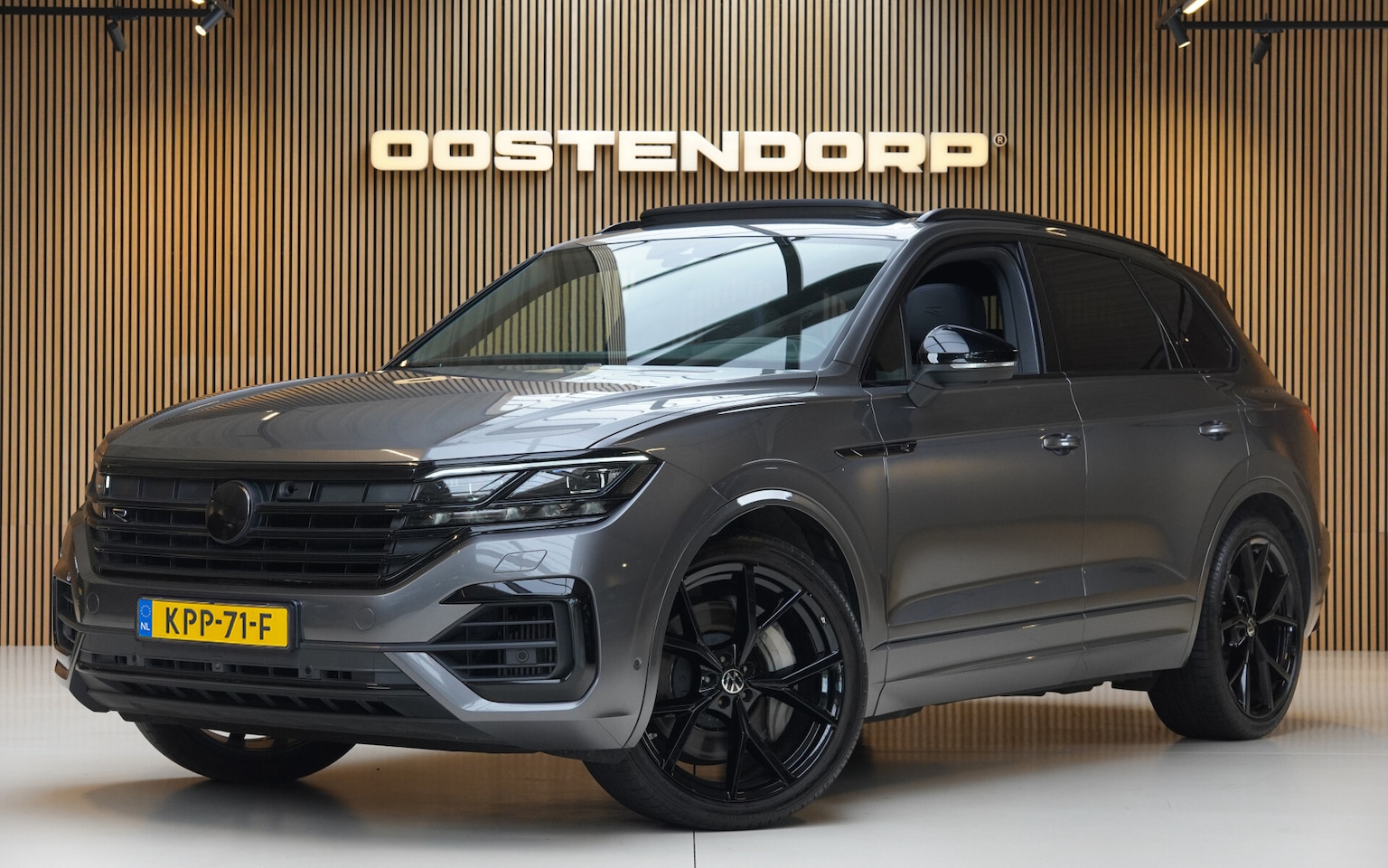 Volkswagen Touareg - 3.0TSi/462pk Hybrid 4MOTION R Blackstyle|2023|Panoramadak|Leder|Luchtvering|LED|Trekhaak|P - AutoWereld.nl