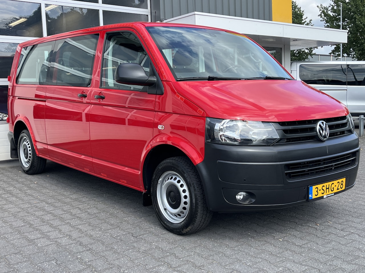 Volkswagen Transporter Kombi - 2.0 TDI DSG Automaat L2H1 BPM/ BTW vrij Airco Cruise control Trekhaak Navigatie Verlengde - AutoWereld.nl
