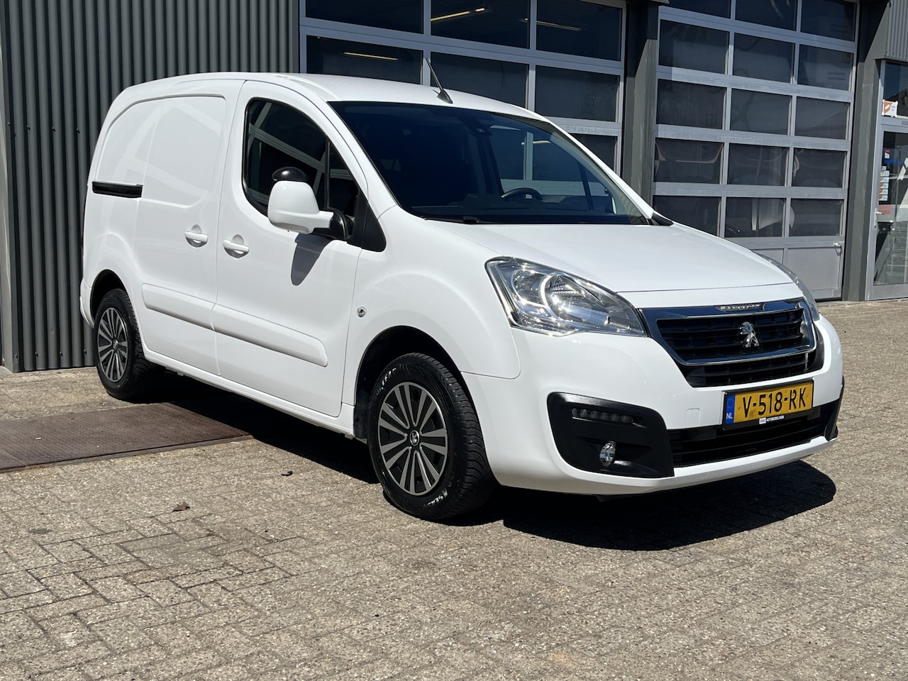 Peugeot Partner - 120 1.6 BlueHDi Airco Cruise controle Trekhaak 1250kg trekgewicht 3-Peroons Parkeerhulp ac - AutoWereld.nl