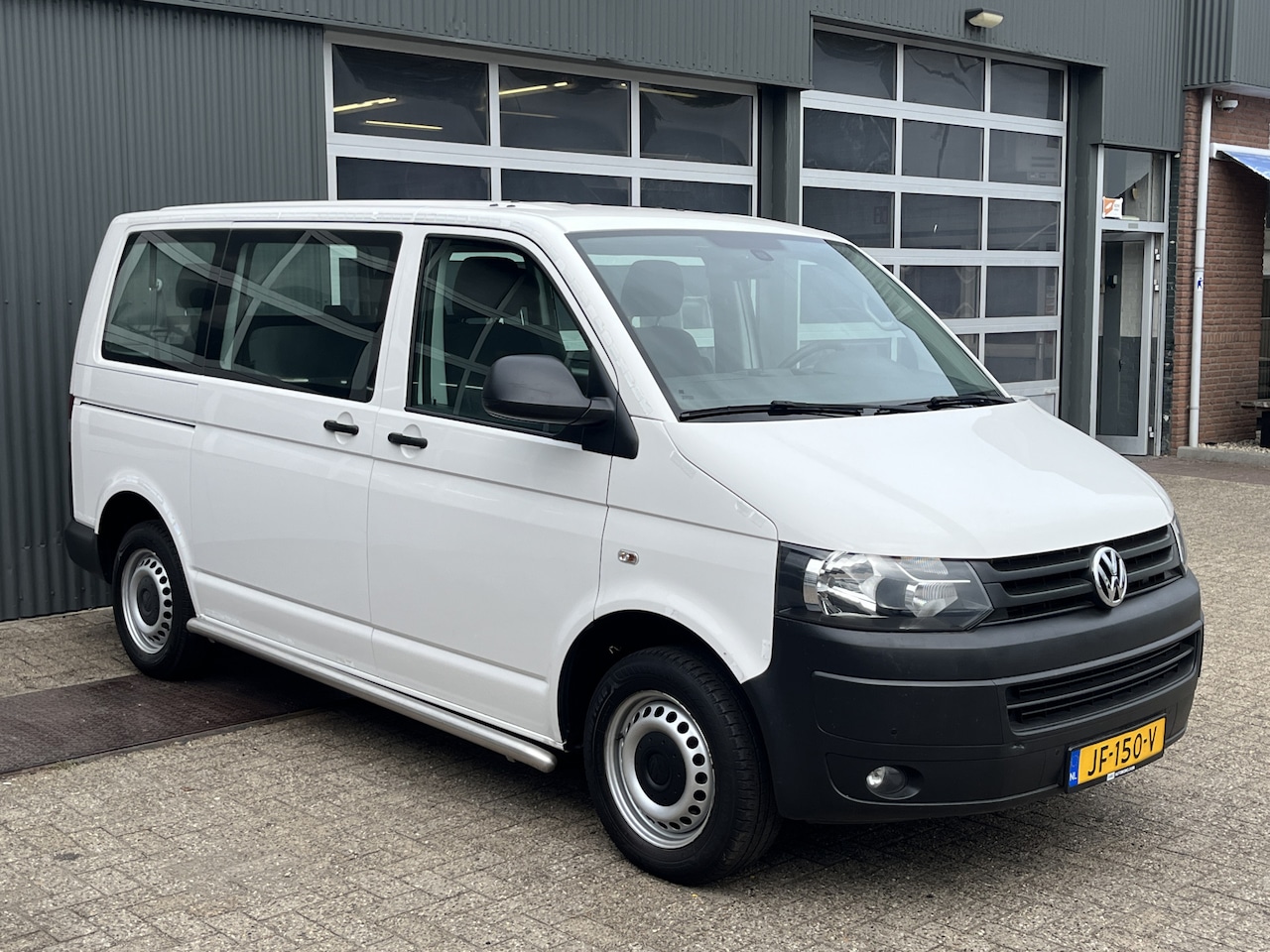 Volkswagen Transporter Kombi - 2.0 TDI L1H1 Airco Cruise control Parkeersensoren voor en achter Trekhaak 2500kg Trekgewic - AutoWereld.nl