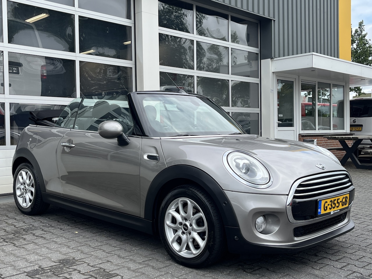 MINI Cabrio - 1.5 Cooper Salt Airco Cruise control Stoelverwarming Stuurwiel multifunctioneel Telefoonve - AutoWereld.nl