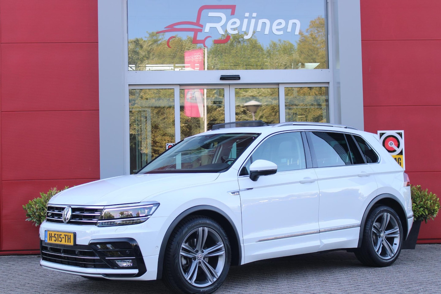 Volkswagen Tiguan - 1.5 TSI 150PK AUTOMAAT HIGHLINE BUSINESS R | PANORAMA SCHUIF/KANTEL DAK | LEDEREN BEKLEDIN - AutoWereld.nl