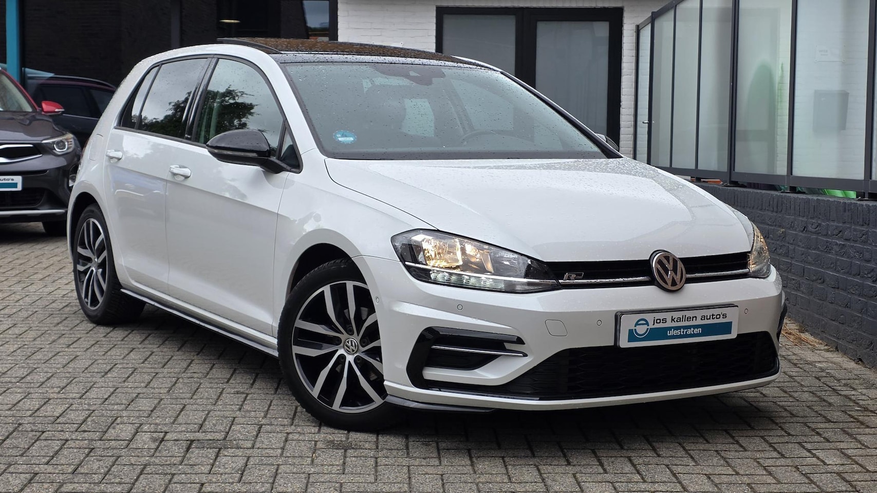 Volkswagen Golf - 1.0 TSI Highline R-Line 115pk Navi, Camera, PDC, Panoramadak, Led, ACC - AutoWereld.nl