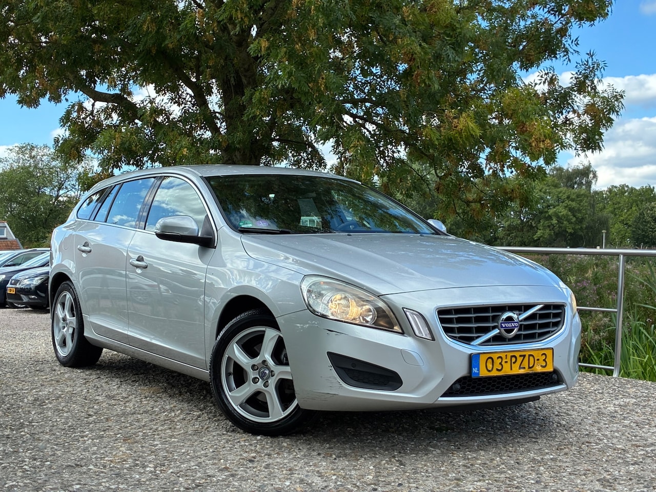 Volvo V60 - 1.6 T4 Momentum | Automaat + Navi + Clima Nu € 1.975,-!!! - AutoWereld.nl