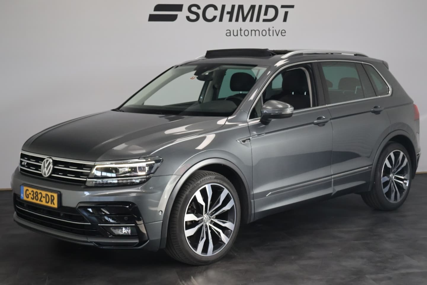 Volkswagen Tiguan - 1.5 TSI ACT R-Line | Panorama | Trekhaak | Carplay | ACC | Stoelverwarming | Camera - AutoWereld.nl