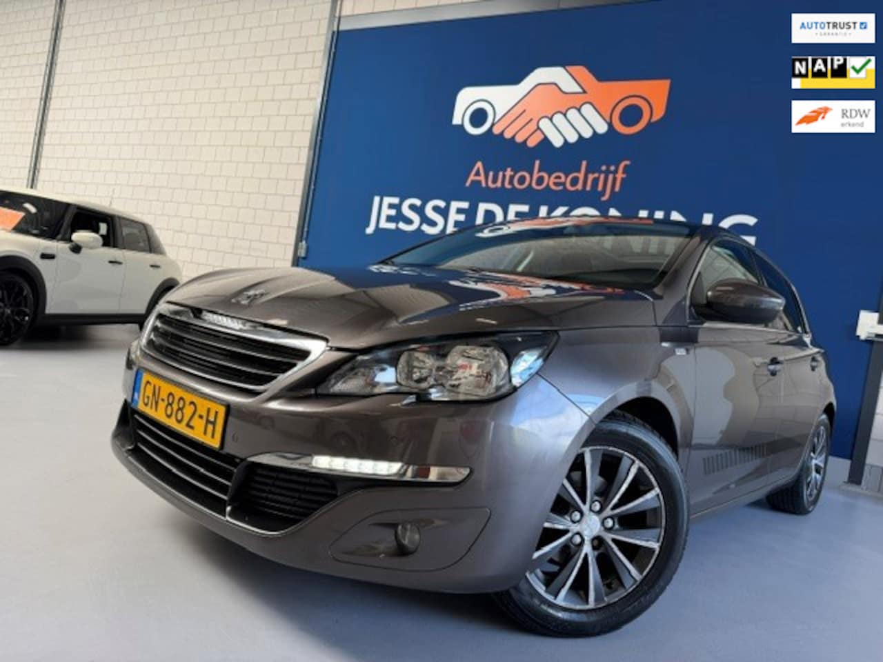 Peugeot 308 - 1.2 PureTech Style/ bj.2015 / panoramadak/navigatie/trekhaak/nieuwe distributie/cruise/NAP - AutoWereld.nl