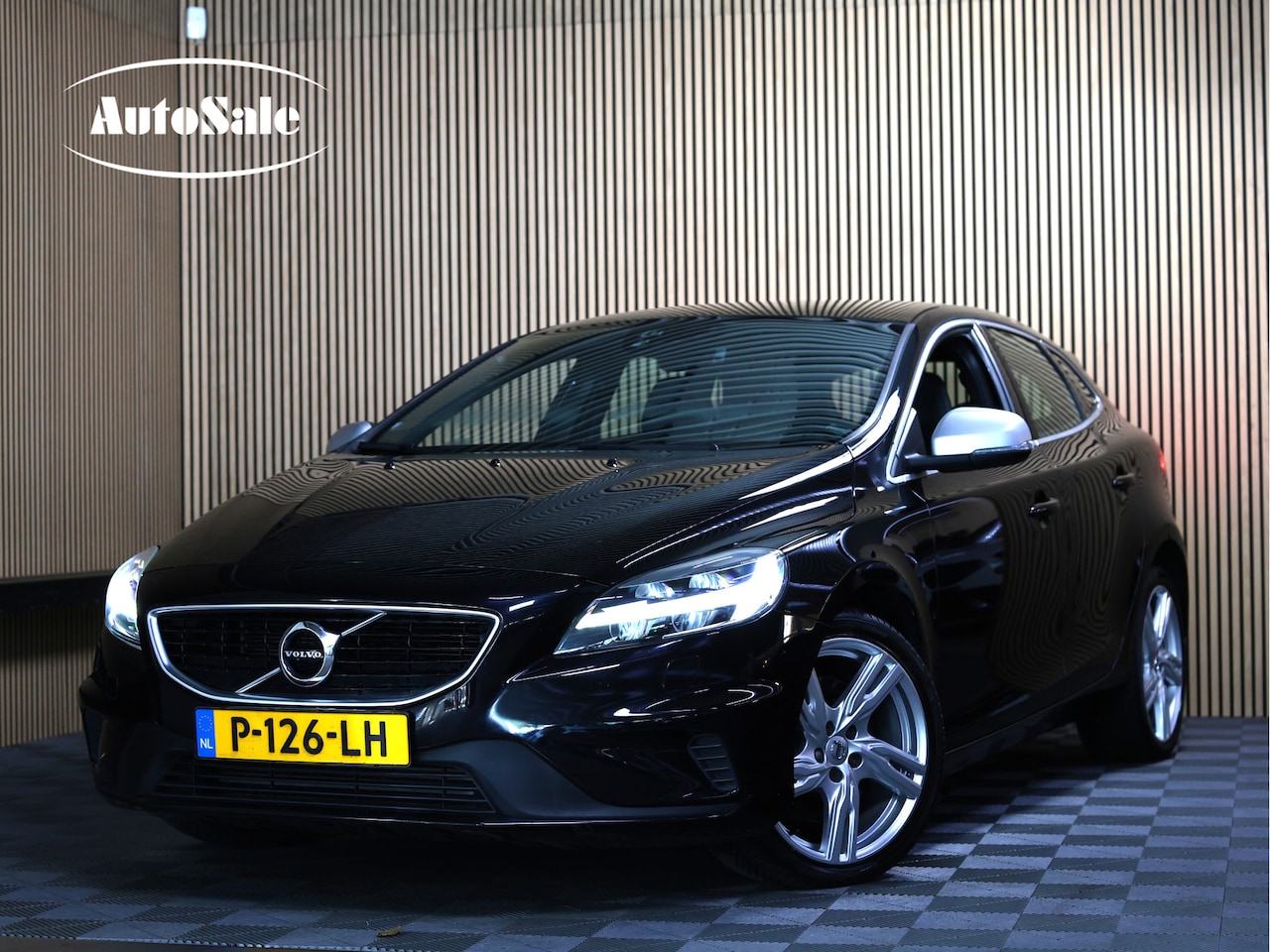 Volvo V40 - 2.0 T5 R-Design AVM NAVI CLIMA CRUISE PDC STOELVERWARMING "18 - AutoWereld.nl