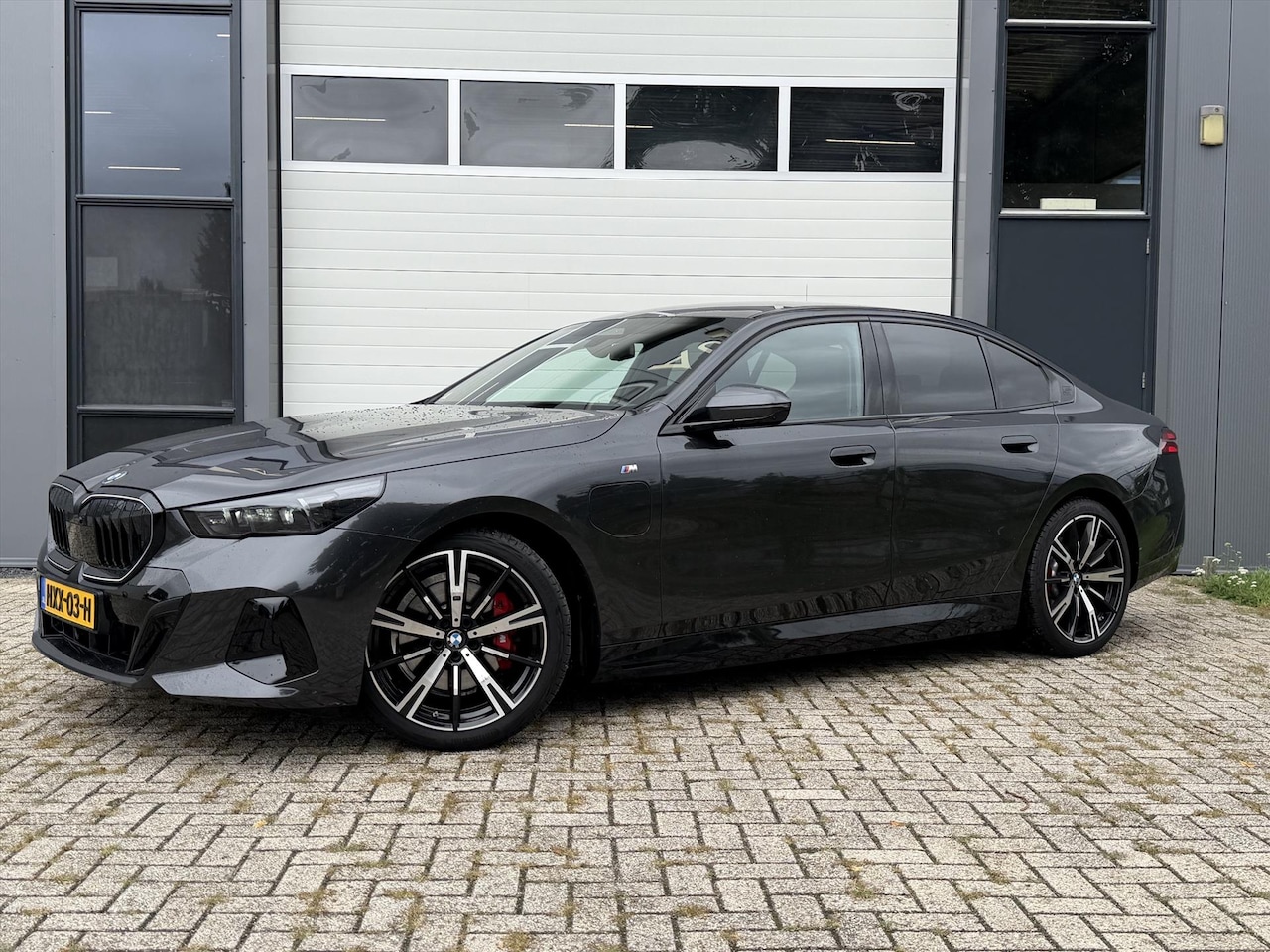 BMW 5-serie - (g60) 530e High Exe Pano M Sport Drivi - AutoWereld.nl