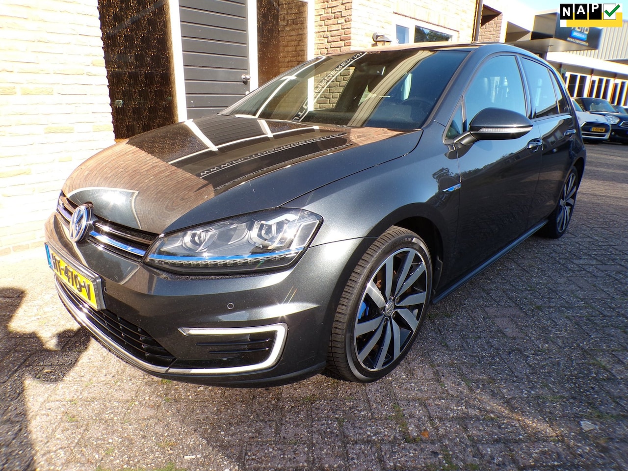 Volkswagen Golf - 1.4 TSI GTE Automaat / Leder / Panoramadak - AutoWereld.nl