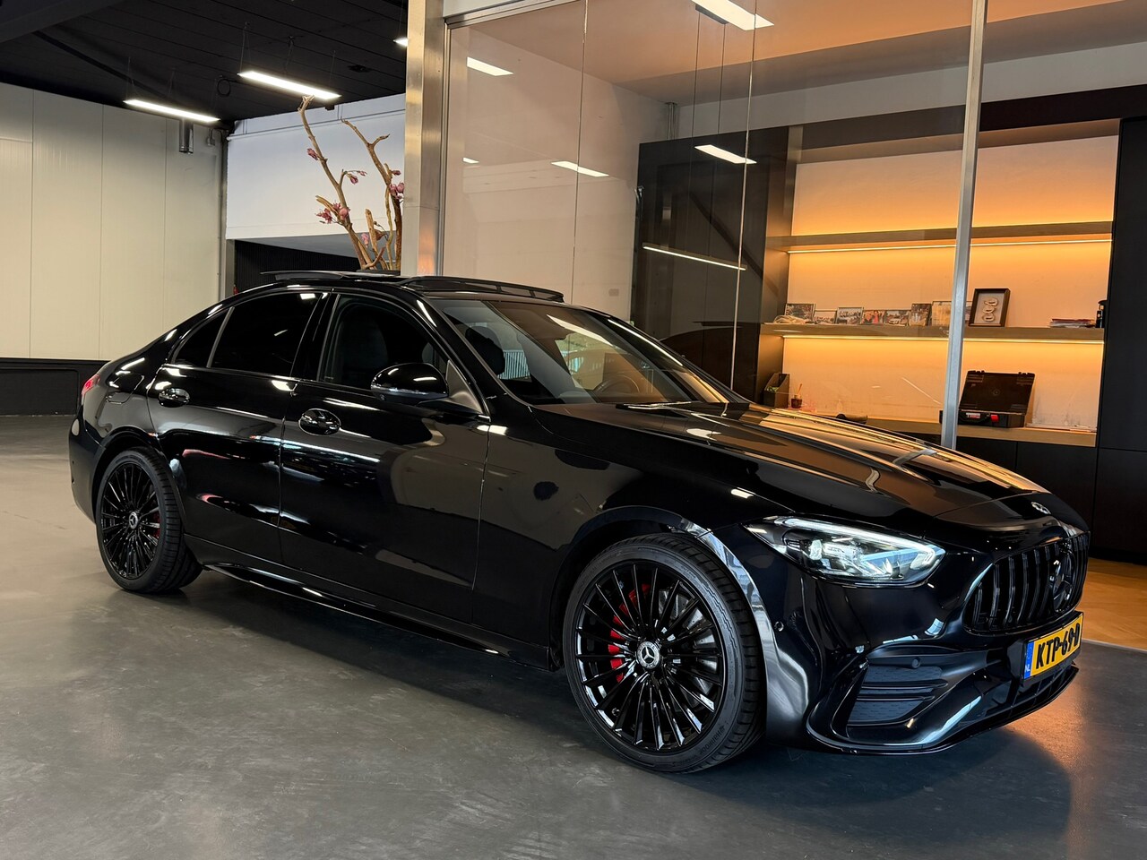 Mercedes-Benz C-klasse - 300 e AMG Night Pano Memory Headup 360Cam. - AutoWereld.nl