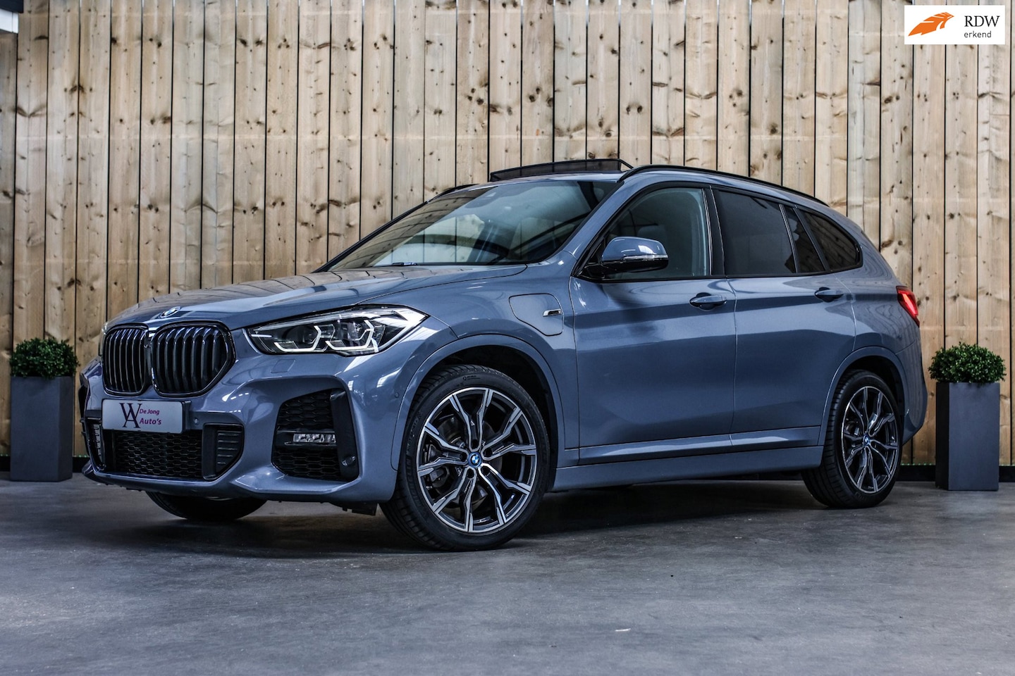 BMW X1 - XDrive25e M-Sport *Pano*H/K*Head-Up*Camera*Keyless*Trekhaak* - AutoWereld.nl