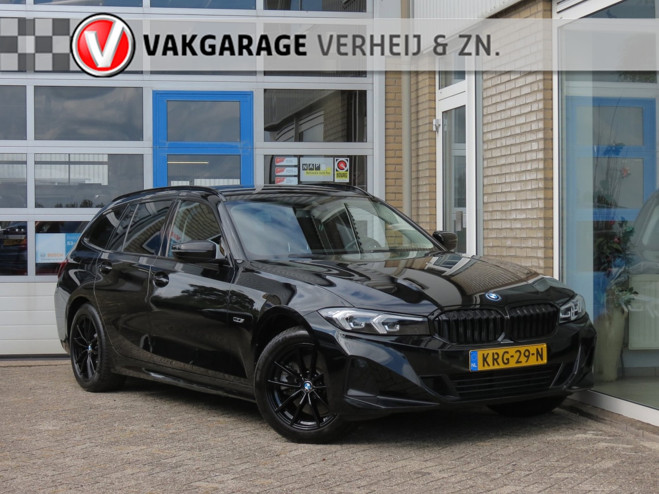 BMW 3-serie Touring - 320e BLACK LINE Wide screen|Live Cockpit Plus|LED|DAB+|Stoel verw.|Navi|Clima|Cruise|PDC|E - AutoWereld.nl