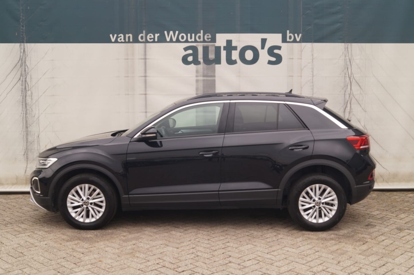 Volkswagen T-Roc - 1.5 TSI 150pk Life Business -NAVI-ECC-CAM-LED-DIGI- - AutoWereld.nl