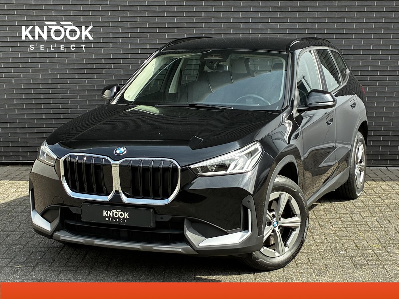 BMW X1 - sDrive20i Automaat / Live Cockpit Plus / Navigatiesysteem / Parkeersensoren voor + achter - AutoWereld.nl