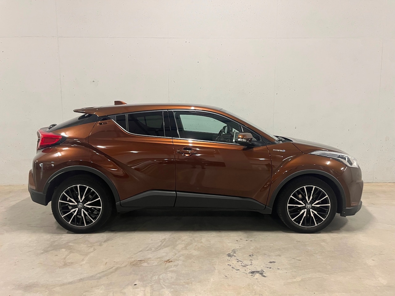 Toyota C-HR - 1.8 Hybrid Executive Automaat Leer Navi Camera - AutoWereld.nl