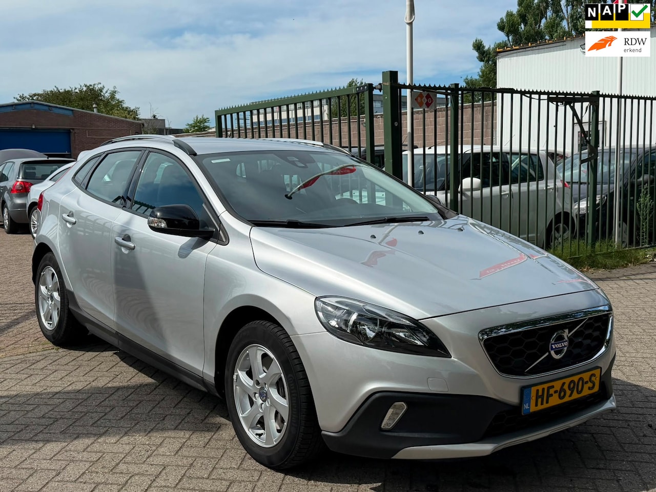 Volvo V40 Cross Country - 1.5 T3 Momentum Automaat zeer netjes navigatie parkeer sensor cruis control - AutoWereld.nl