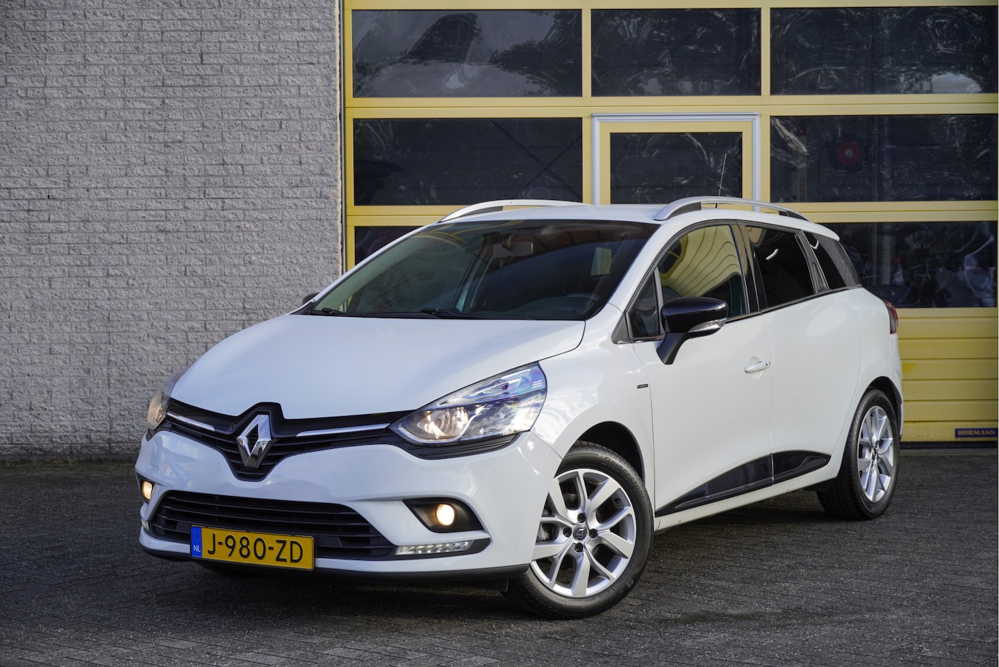 Renault Clio Estate - 0.9 TCe Limited BJ2020 Lmv 16" | Led | Pdc | Keyless entry | Trekhaak | Navi | Airco | Cru - AutoWereld.nl