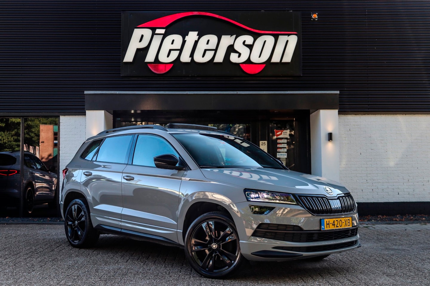 Skoda Karoq - 1.5 TSI ACT Sportline BTW 1E EIGENAAR PANO TREKH - AutoWereld.nl