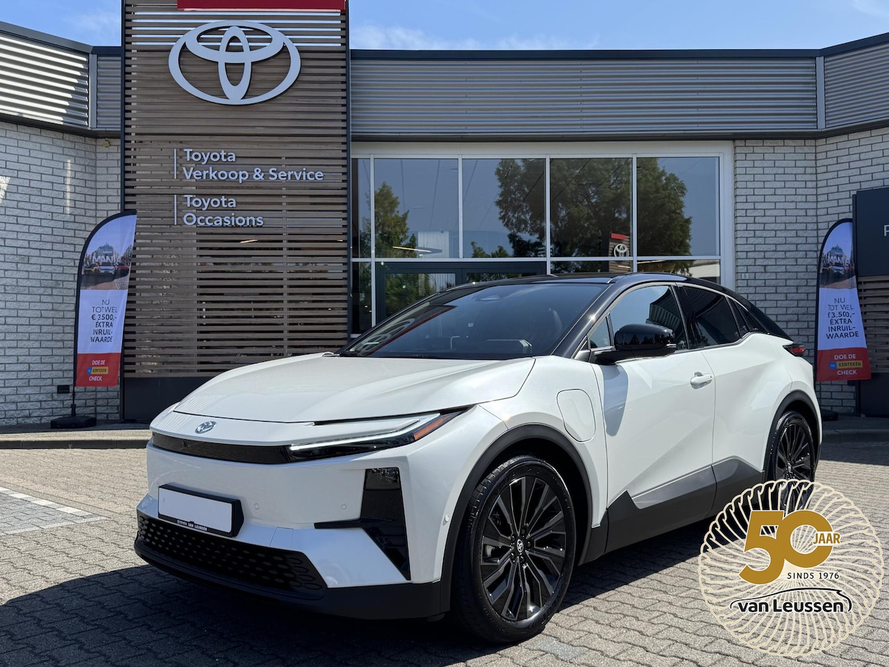 Toyota C-HR - EXECUTIVE AWD 77 kWh NIEUW & DIRECT LEVERBAAR!! PREMIUM PACK PANO-DAK BLIND-SPOT PARK-SENS - AutoWereld.nl