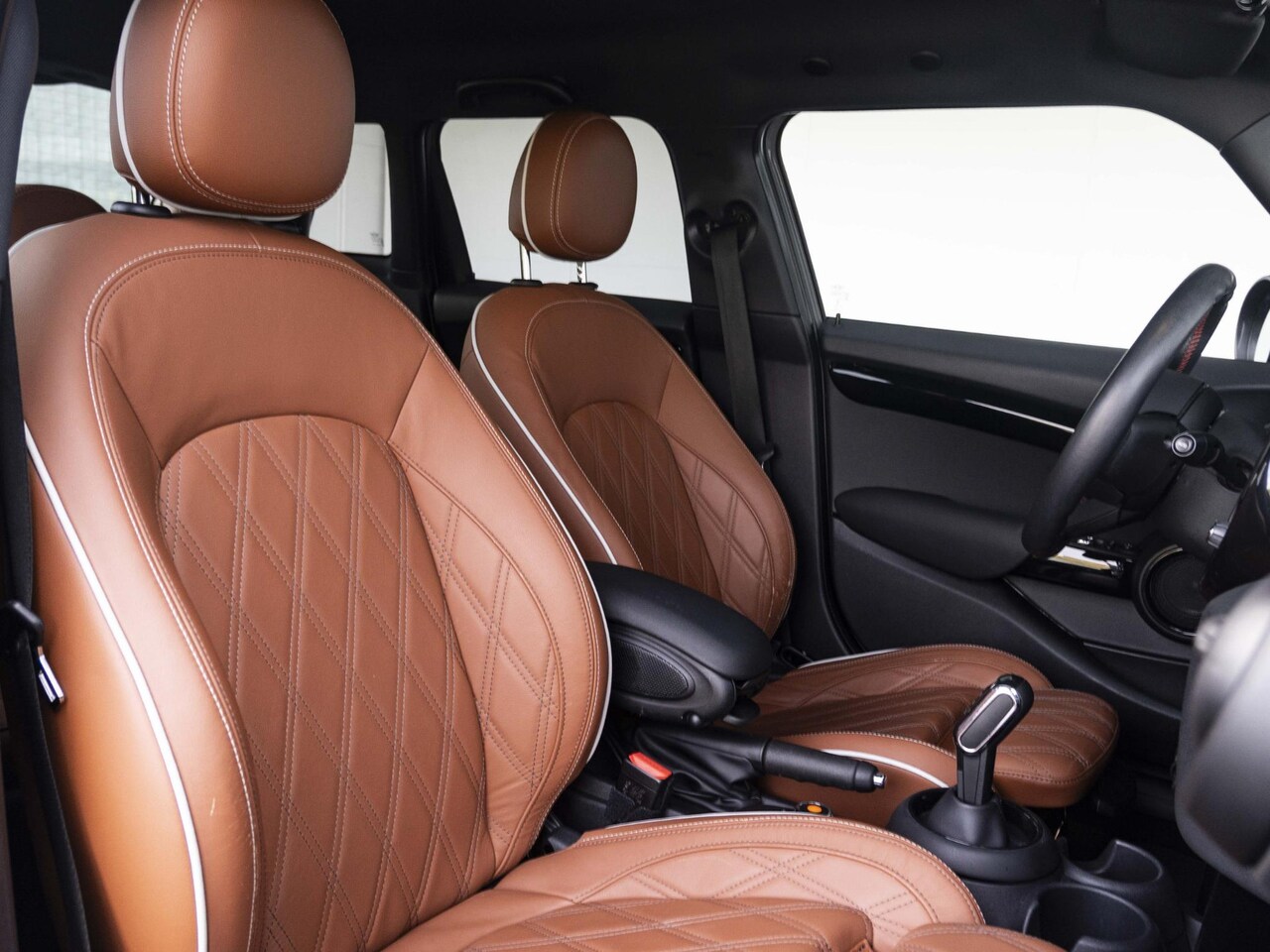 MINI 5-Deurs - Cooper | JCW | Stoelverwarming | Cruise Control | Leer Chester Malt Brown - AutoWereld.nl