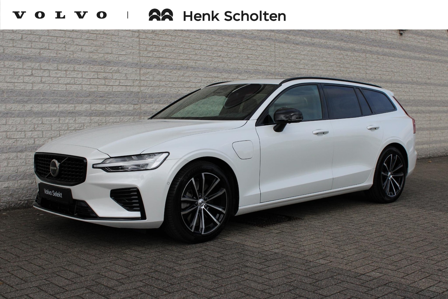 Volvo V60 - T8 Plug-in hybrid AWD Plus Dark | Panoramadak | Trekhaak | Verwarmbare voorstoelen, achter - AutoWereld.nl