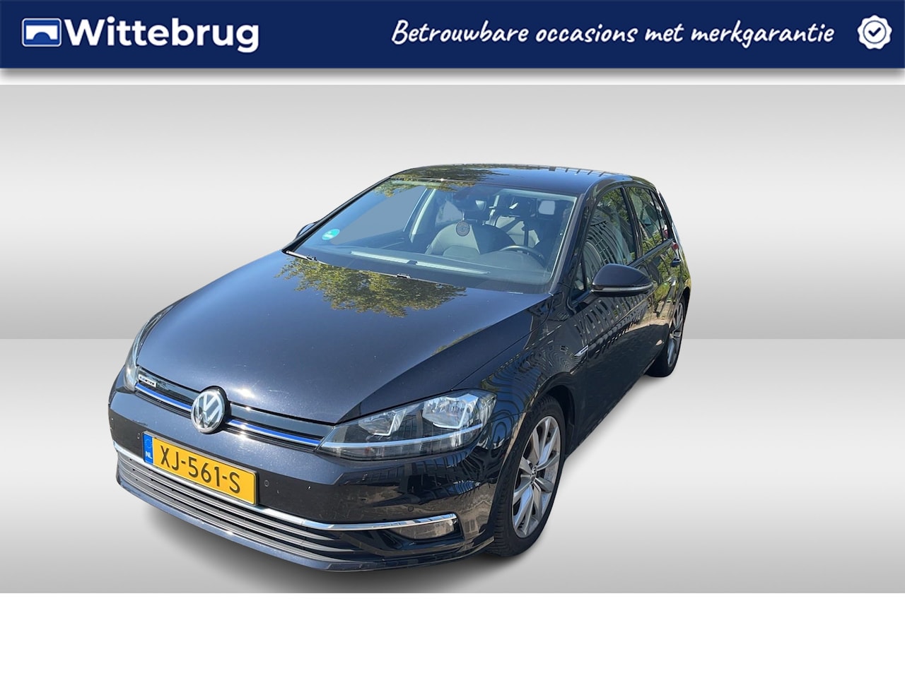 Volkswagen Golf - 1.5 TSI 130pk Highline Executive / Navigatie / Parkeersensoren / 17"LM Velgen / Alcantara - AutoWereld.nl