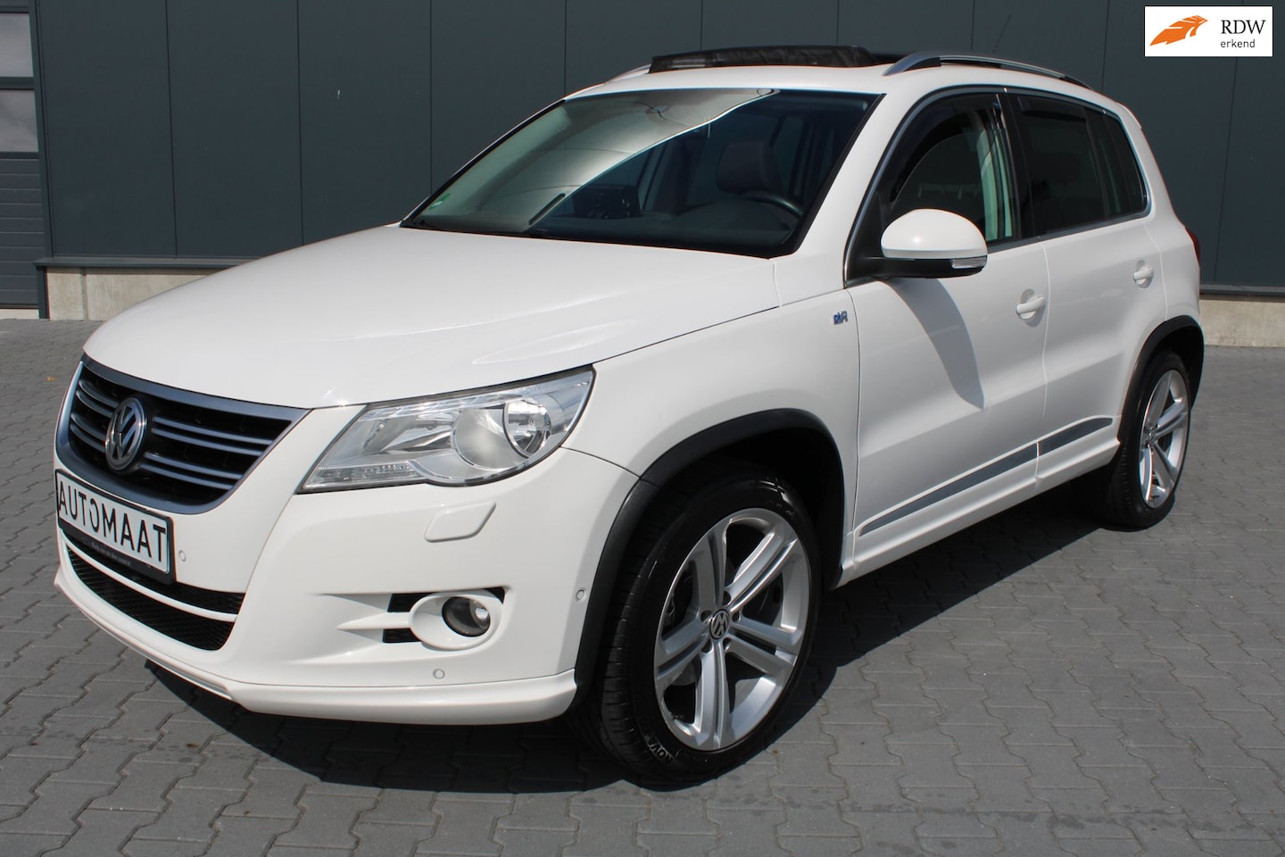 Volkswagen Tiguan - 2.0 TSI R-Line 4Motion SCHUIFDAK TREKHAAK NAVIGATIE - AutoWereld.nl