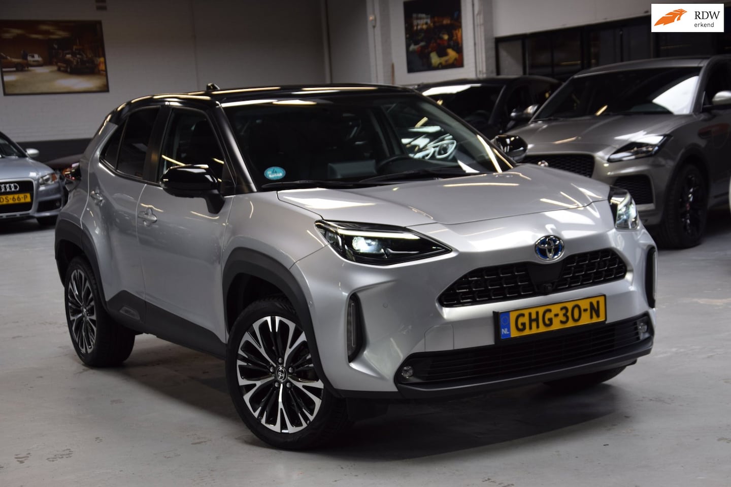 Toyota Yaris - 1.5 Hybrid Executive Bi-Tone Hud Navi|Panoramadak|Garantie|Dealer Onderhouden - AutoWereld.nl