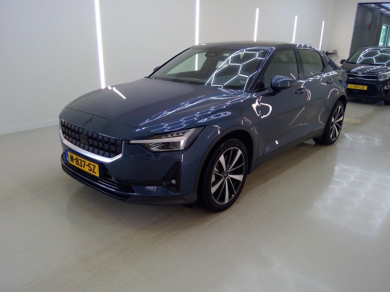 Polestar 2 - Standard Range Single Motor 63kWh 225pk 92.3% SoH [ TREKHAAK+PLUS PACK+PANO+CAMERA ] - AutoWereld.nl