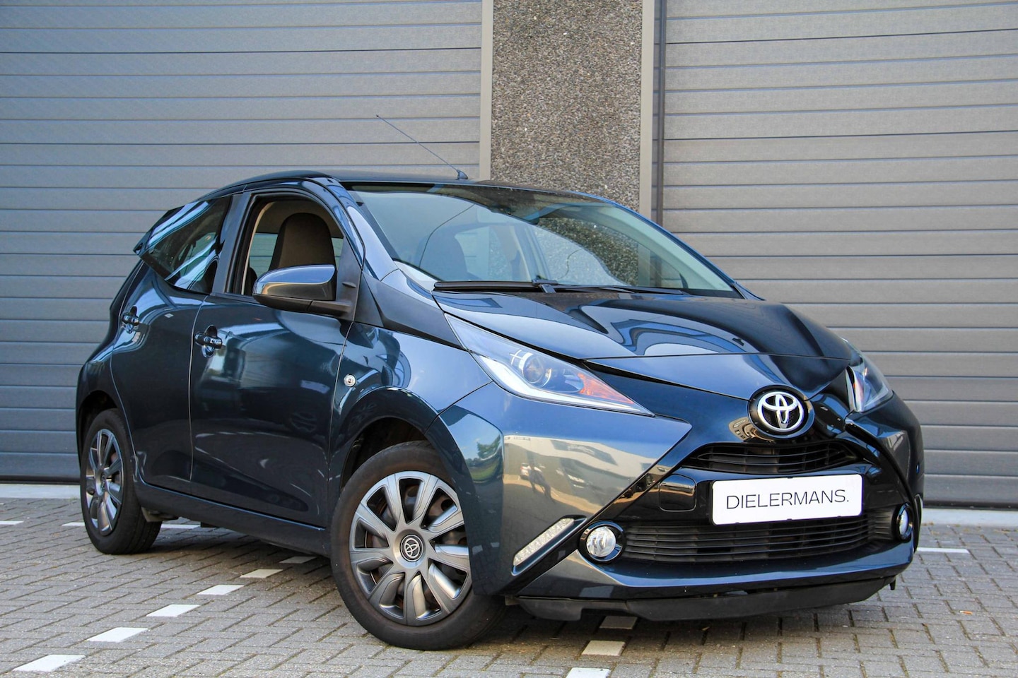 Toyota Aygo - 1.0 VVT-i x | 5 deurs | Camera | Airco | Electro Grey | Heerlijke stadsauto! - AutoWereld.nl