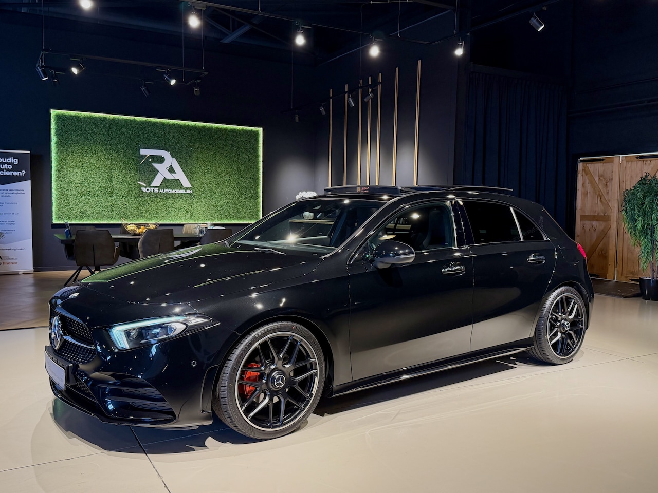 Mercedes-Benz A-klasse - A200 AMG Pano|Camera|Memory|Sfeer|Night Zwart - AutoWereld.nl