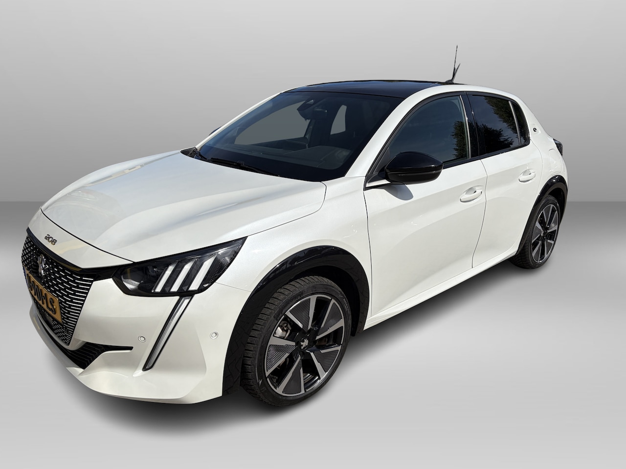 Peugeot e-208 - EV GT 50 kWh Panorama | Stoelverwarming | Alcantara | Camera | rijstrookgeleiding - AutoWereld.nl