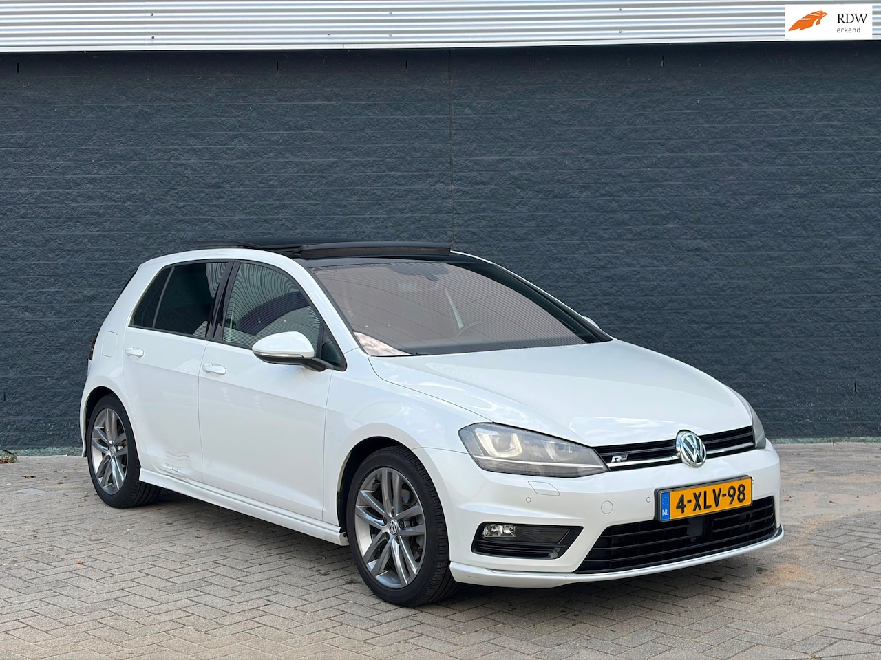 Volkswagen Golf - 1.4 TSI R-line PANO/DSG/LED - AutoWereld.nl