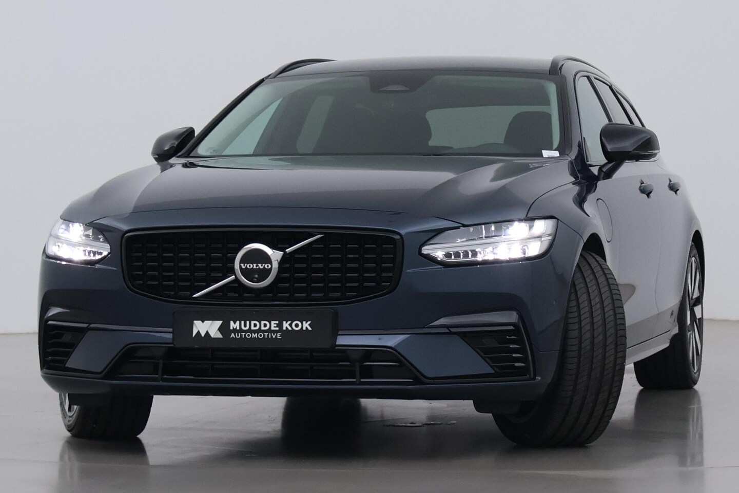 Volvo V90 - 2.0 T6 Plug-in hybrid AWD Plus Dark | Harman/Kardon | BLIS | Stoel- & Stuurverwarming | Ca - AutoWereld.nl