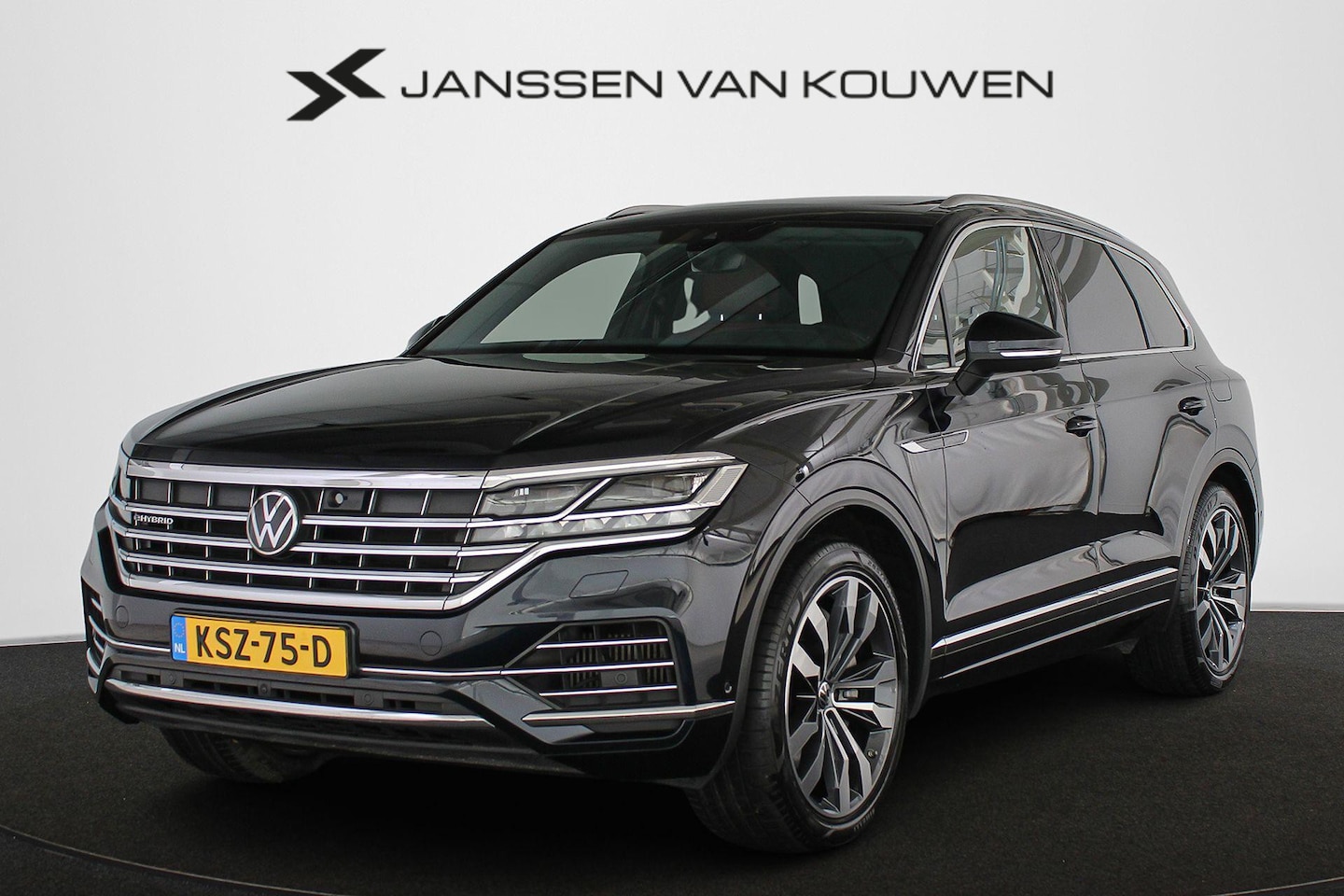 Volkswagen Touareg - 3.0 TSi eHybrid 4MOTION Luchtvering Panoramadak Night Vision Soft Close - AutoWereld.nl