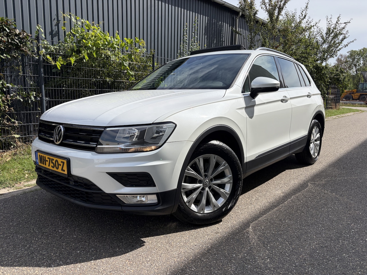 Volkswagen Tiguan - 1.4 TSI Comfortline / NAVI / PANORAMADAK / TREKHAAK / 155dkm! NAP ! - AutoWereld.nl