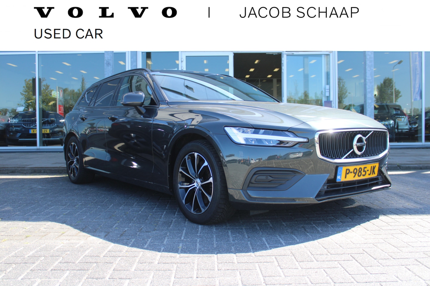 Volvo V60 - B3 164PK Automaat Momentum Advantage | Trekhaak | Camera + PDC | Pilot Assist | Getint gla - AutoWereld.nl