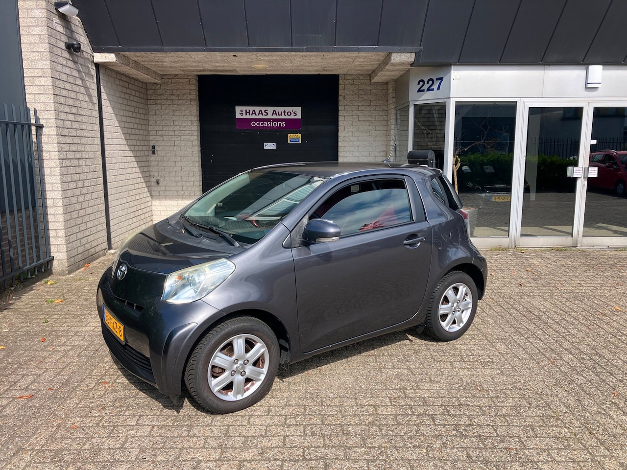 Toyota iQ - 1.0 VVTi Comfort / AIRCO / LEDER / NL-AUTO / KM + NAP / ALU VELGEN / APK 2027 - AutoWereld.nl