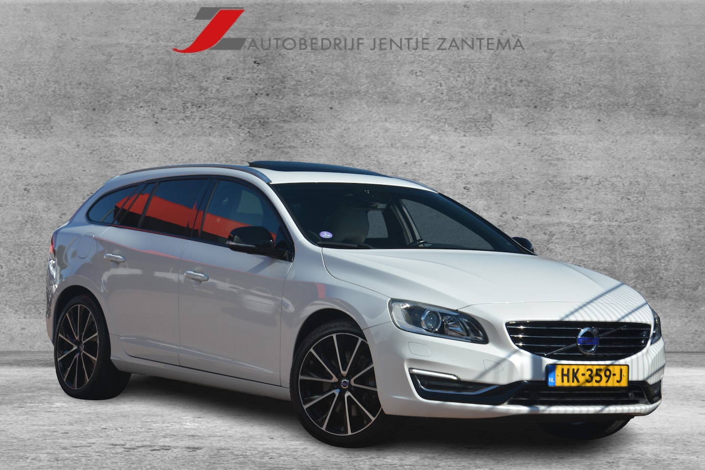 Volvo V60 - 2.4 D5 Twin Engine R-Design | Airco | Navigatie | Camera | Harman-kardon | NL auto!! | - AutoWereld.nl