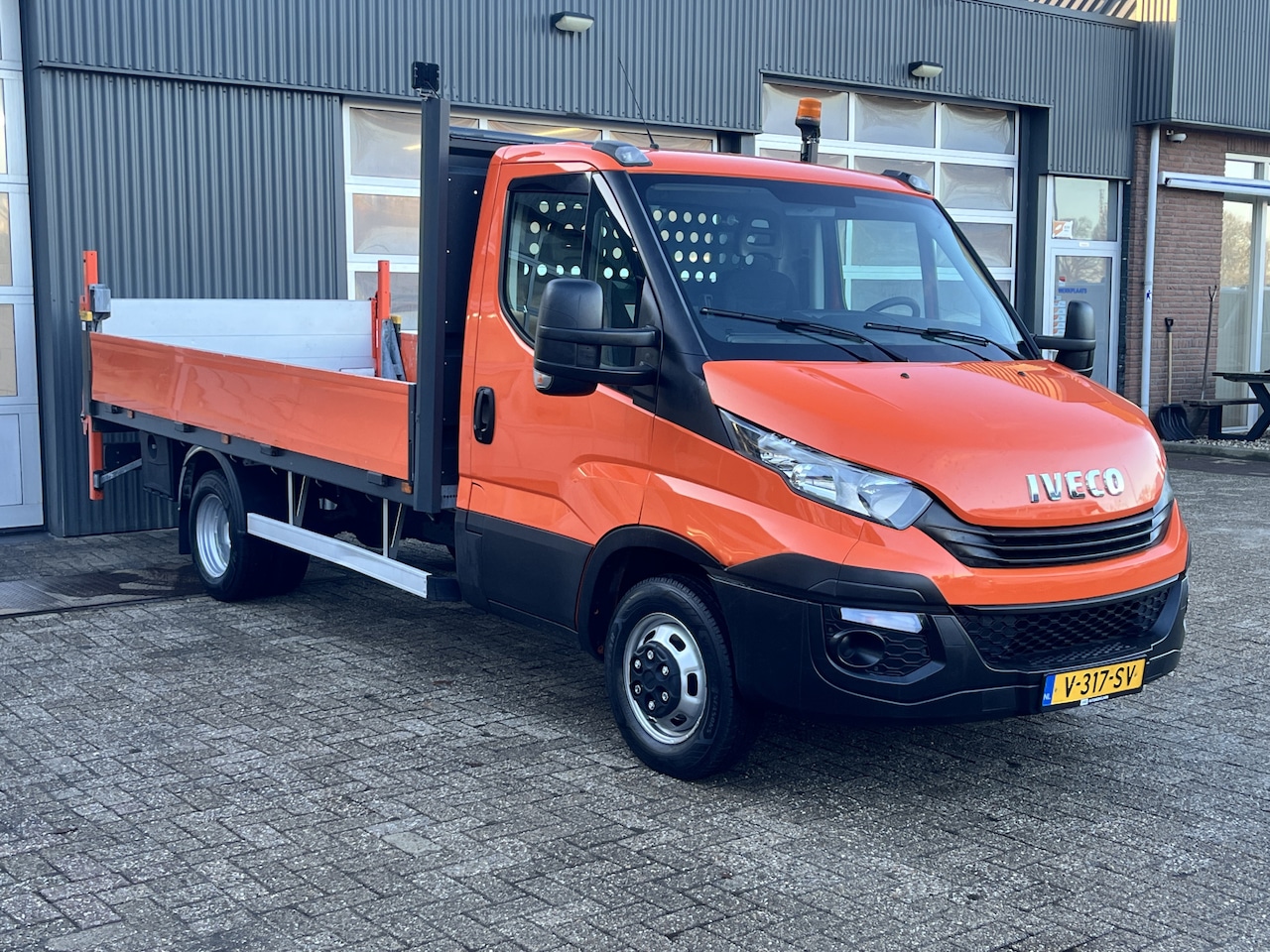 Iveco Daily - 35C14 2.3 375 Laadklep 500kg Trekhaak 3500kg trekgewicht Airco 2-Persoons Open laadbak Pic - AutoWereld.nl