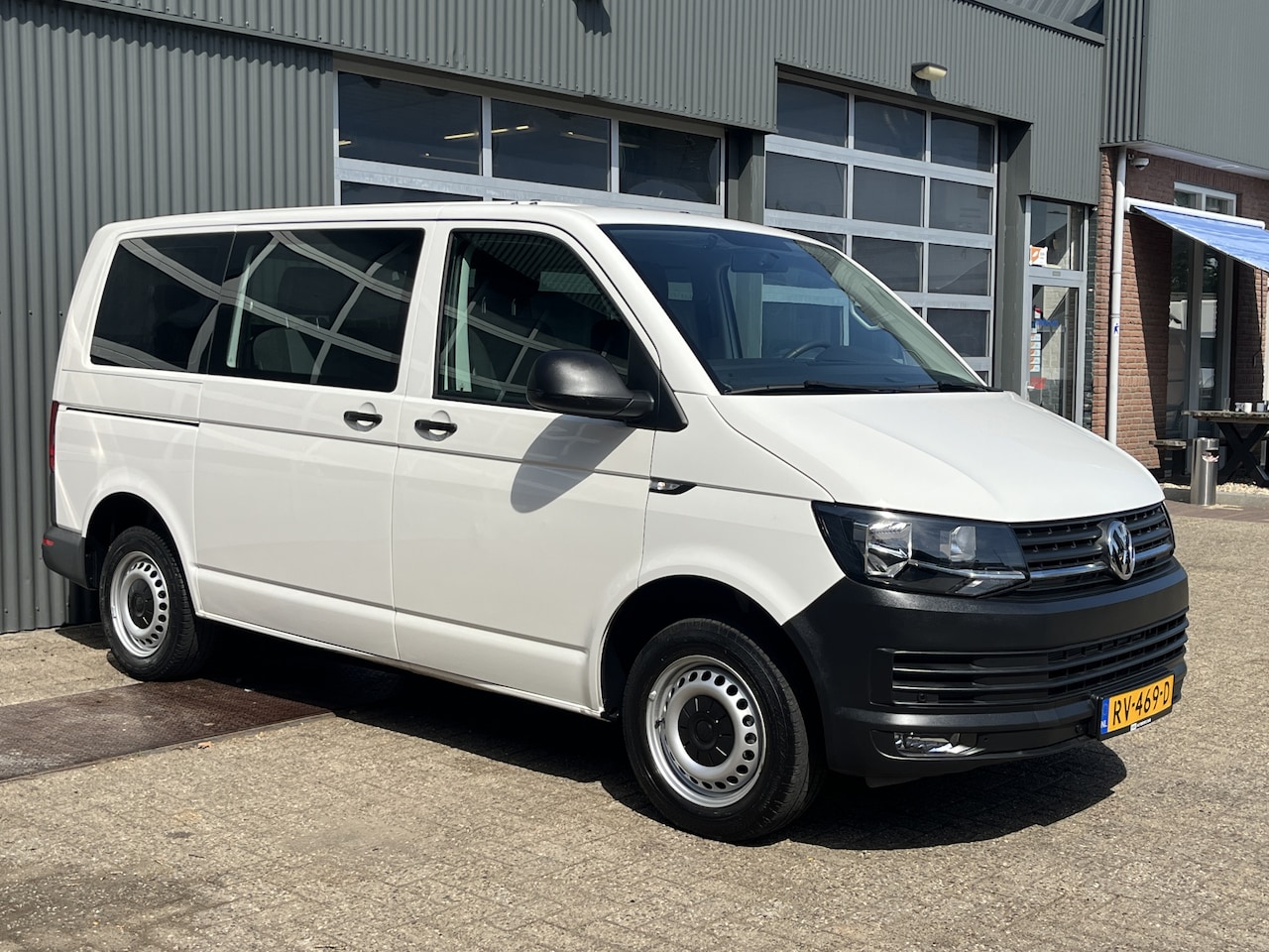 Volkswagen Transporter Kombi - 2.0 TDI L1H1 BTW EN BPM VRIJ!! Euro 6 Airco Cruise controle 8-Persoons Automaat Parkeersen - AutoWereld.nl