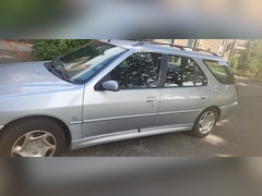 Peugeot 306 Break - 1.6 XT De auto heeft 335.137 km gereden en heeft APK tot mei 2027. Hij rijdt en schakelt verder g