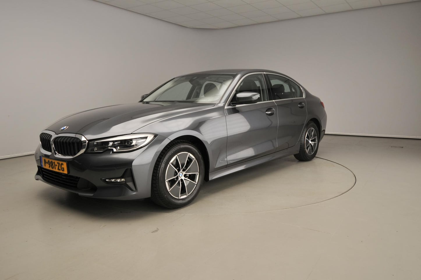 BMW 3-serie - Sedan 320i | LED | Leder | Navigatie | Sportstoelen | Stoelverwarming | Chrome Line | DAB - AutoWereld.nl