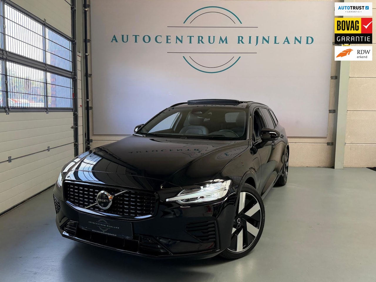 Volvo V60 - 2.0 T6 Plug-in hybrid AWD Ultra Dark 2.0 T6 Plug-in hybrid AWD Ultra Dark, Pano, HUD, Leer, Elektrische stoelen, stoel/Stuurver - AutoWereld.nl