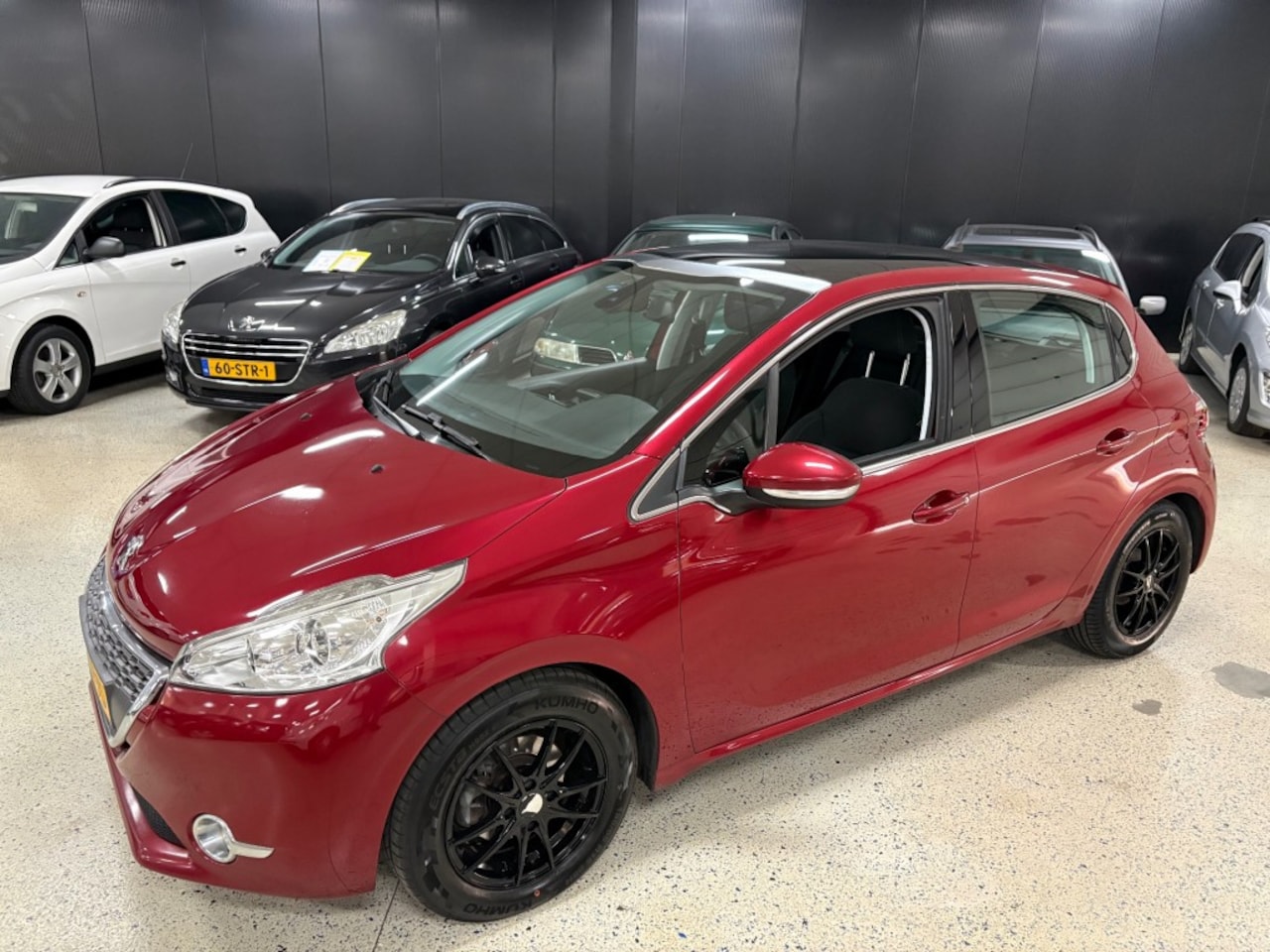 Peugeot 208 - 1.2 VTI ALLURE Panodak Navigatie Pdc ECC Airco Revisie Motor - AutoWereld.nl